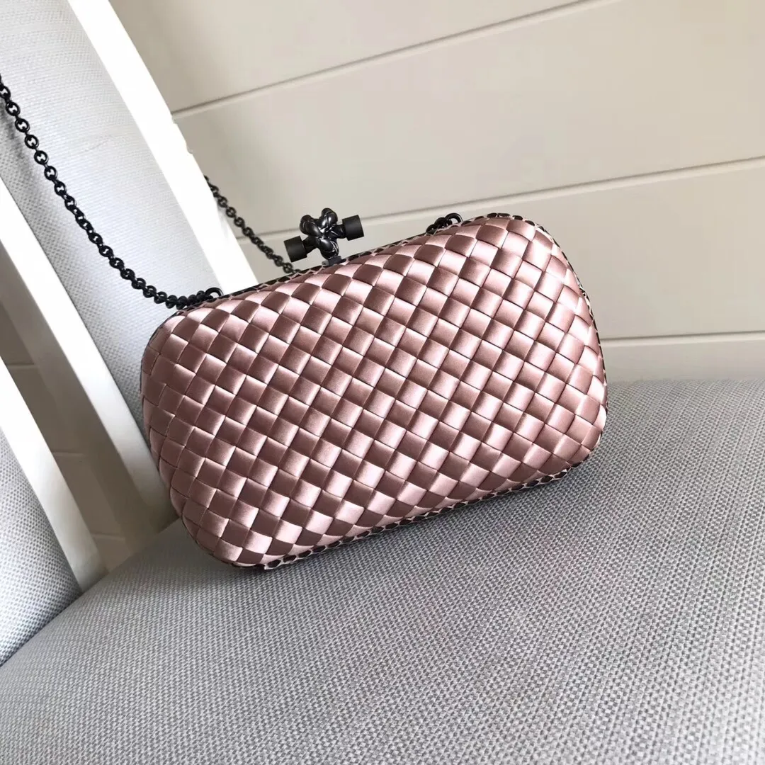 Model 8651 The popular Knot clutch ~ is made of exquisite Japanese silk fabric with freshwater snakeskin piping. It looks elegant when worn cross-body or in the hand. Petite girls can also handle it. It can hold 2 iPhone X phones. Size: 20cm*12cm M56530